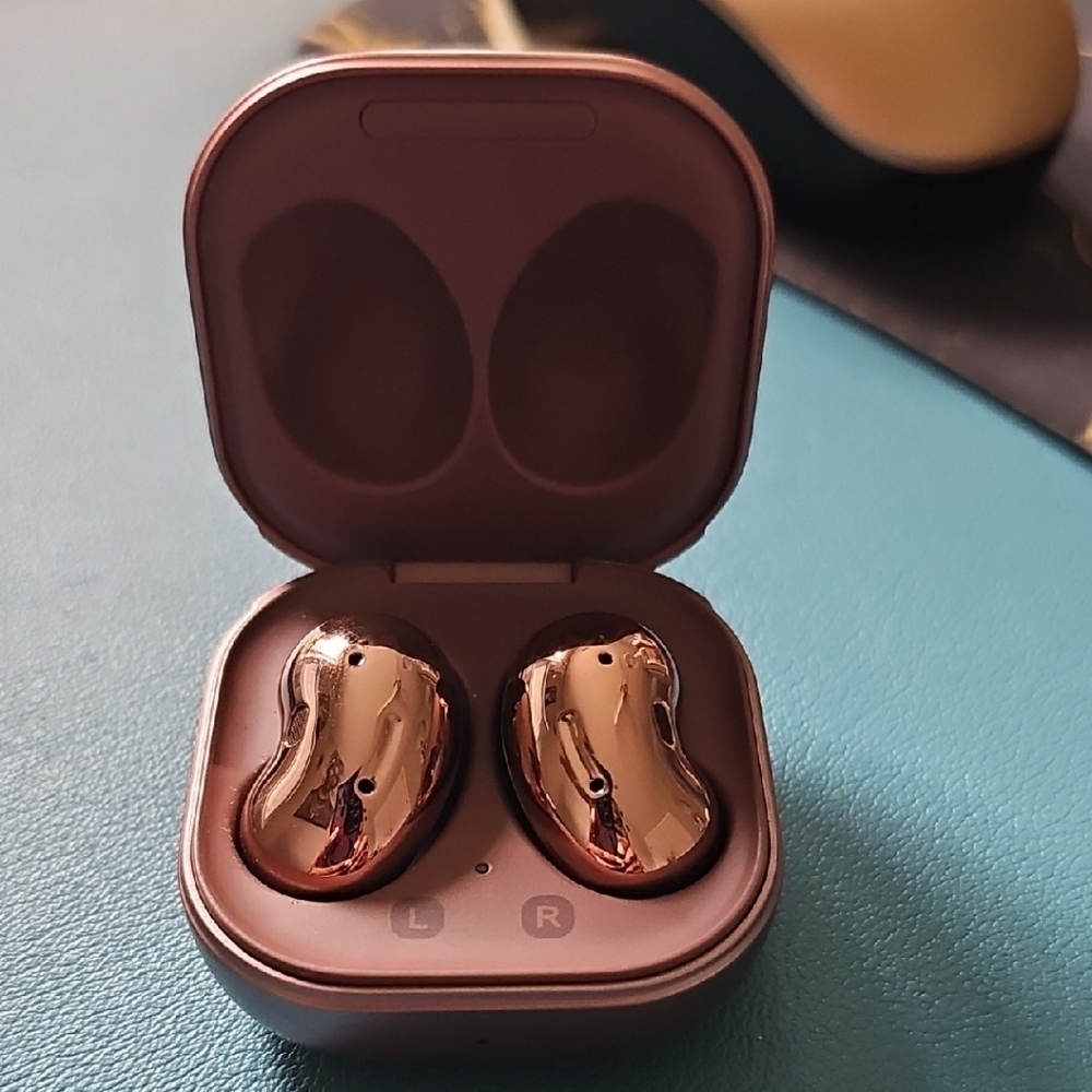 Samsung Rose Gold Earbuds with Charging Case